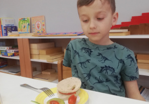 chłopiec prezentuje kanapkę
